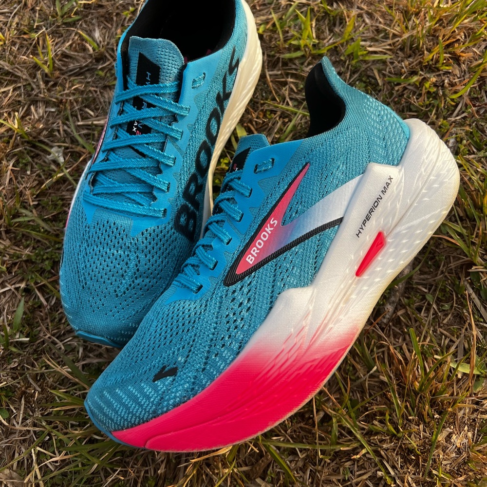 CLEAN Brooks size 8.5 Womens Hyperion Max 2 Blue Running shoes